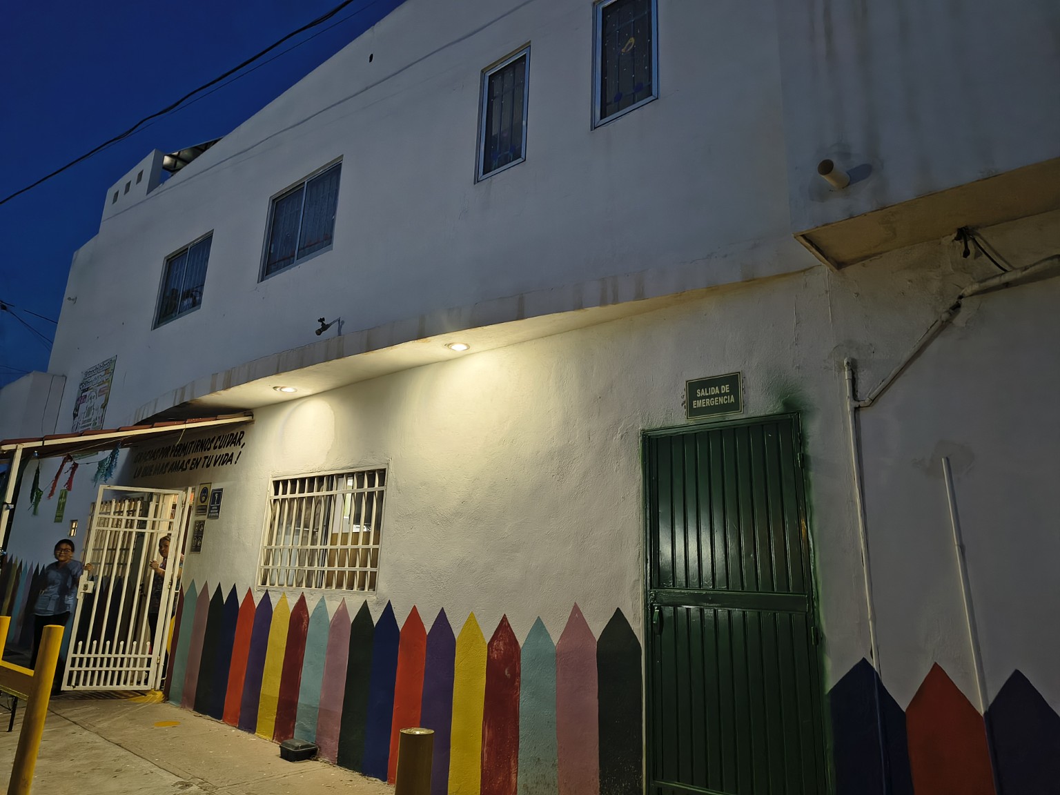 Salida de emergencia y fachada